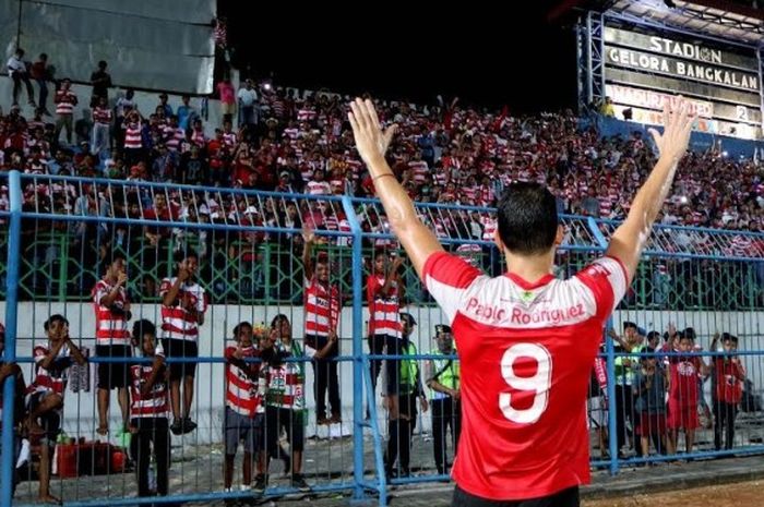 Lambaian tangan penyerang asal Spanyol, Pablo Rodriguez kepada pendukung Madura United seusai laga TSC 2016 di Stadion Gelora Bangkalan. 