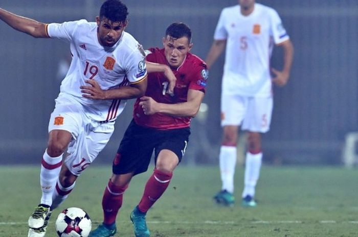 Striker Spanyol, Diego Costa (kiri), berjuang mempertahankan bola dari incaran pemain Albania, Taulant Xhaka, pada pertandingan kualifikasi Piala Dunia 2018 Grup G di Stadion Loro Borici, Shkoder, Minggu (9/10/2016).