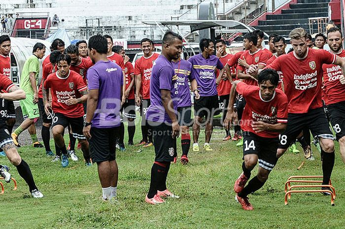 Tim Bali United berlatih di pinggir lapangan Stadion Kapten I Wayan Dipta, Gianyar, Sabtu (6/1/2018).