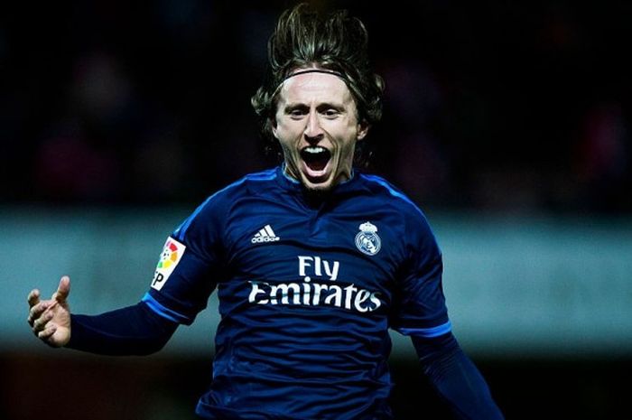 Selebrasi gol gelandang Real Madrid, Luka Modric, usai membobol gawang Granada dalam lanjutan La Liga 2015-2016 di Estadio Nuevo Los Carmenes, Granada, Spanyol, pada Minggu (7/2/2016).