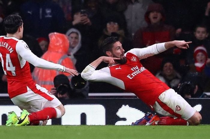 Striker Arsenal, Olivier Giroud, merayakan bersama Hector Bellerin, gol yang ia cetak ke gawang Crystal Palace di laga lanjuta Premier League pada Minggu (1/1/2017).