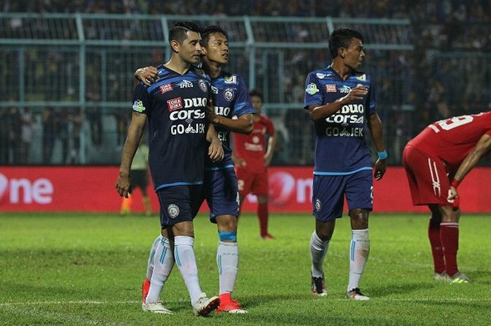 Pemain Arema FC, Esteban Vizcarra saat mencetak gol ke gawang Semen Padang di Stadion Kanjuruhan, Kabupaten Malang, Sabtu (4/11/2017).