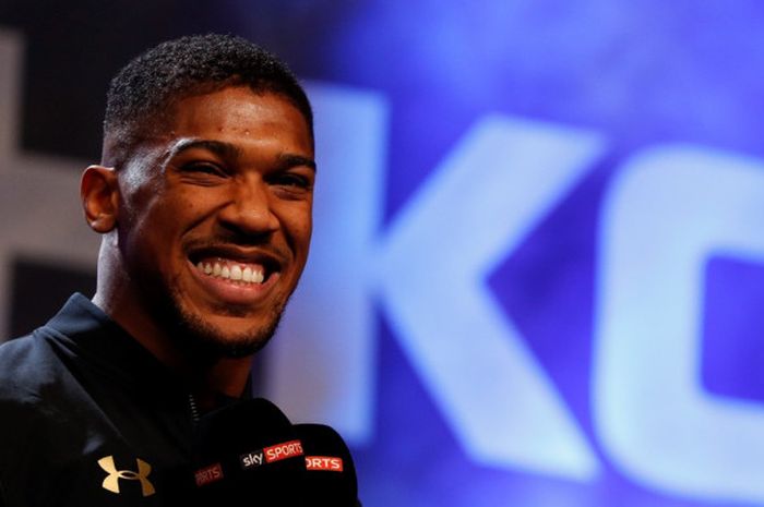 Petinju kelas berat asal Inggris, Anthony Joshua, berbicara kepada media jelang duel melawan Wladimir Klitschko (Ukraina) di Wembley, London, Inggris, 28 April 2017.