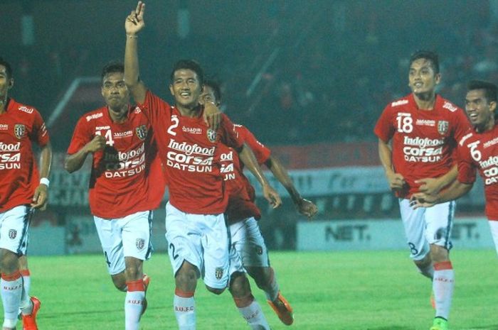 Selebrasi Putu Gede Juniantara (2) bersama para pemain Bali United usai mencetak gol indah ke gawang Persib Bandung dalam pertandingan lanjutan Bali Island Cup 2016 di Stadion Kapten I Wayan Dipta, Gianyar, Minggu (21/2/2016).