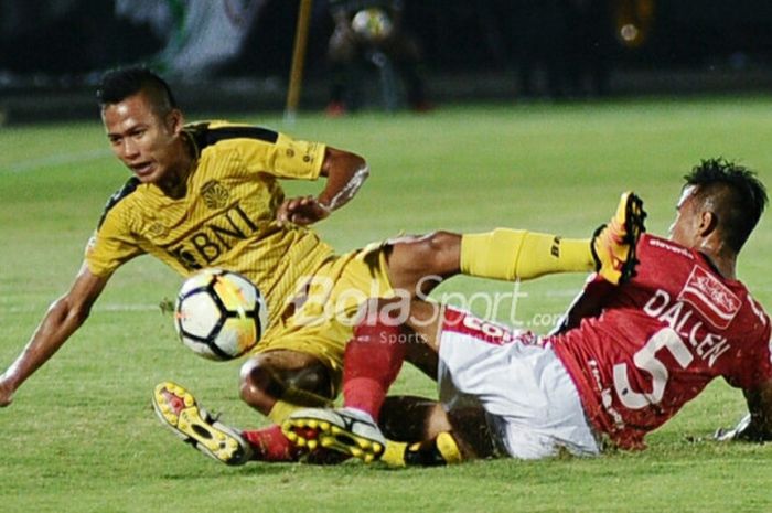 Bek kanan Bali United, Dallen Doke (5/merah), berduel dengan dengan gelandang BFC, Wahyu Subo Seto (kiri), dalam pertandingan Liga 1 2018 di Stadion Kapten I Wayan Dipta, Gianyar, Bali, Sabtu (21/7/2018).