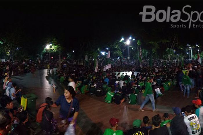  Ribuan Bonek saat menghadiri diskusi terbuka di Taman Bungkul Surabaya, Jumat (16/3/2018) malam yang memprotes mahalnya tiket ekonomi pada pertandingan Blessing Game antara Persebaya kontra Serawak FA, Malaysia, Minggu (18/3/2018). 
