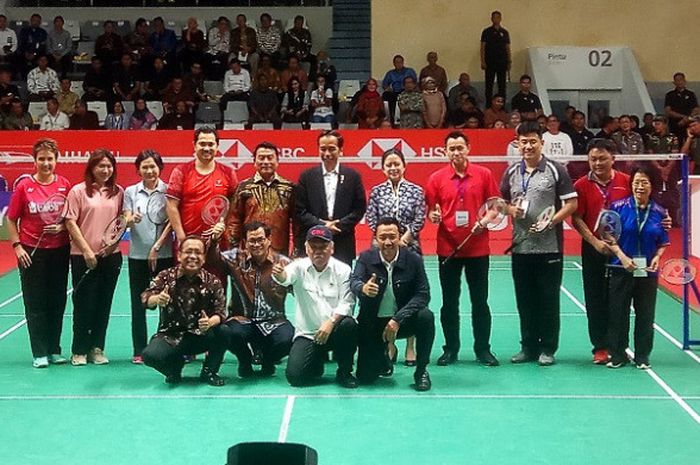 Presiden Republik Indonesia Joko Widodo berpose dengan para pebulu tangkis legendaris nasional pada acara peresmian Istora Gelora Bung Karno, Senayan, Jakarta, Selasa (23/1/2018).