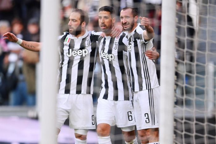 Gelandang Juventus, Sami Khedira (tengah), merayakan golnya bersama Gonzalo Higuain (kiri) dan Giorgio Chiellini dalam laga Liga Italia kontra Sassuolo di Stadion Allianz, Turin, pada 4 Februari 2018.