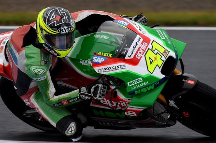 Pebalap Aprelia Gresini, Aleix Espargaro memacu motor pada sesi latihan bebas ketiga GP Jepang di Twin Ring Motegi, Sabtu (14/10/2017).