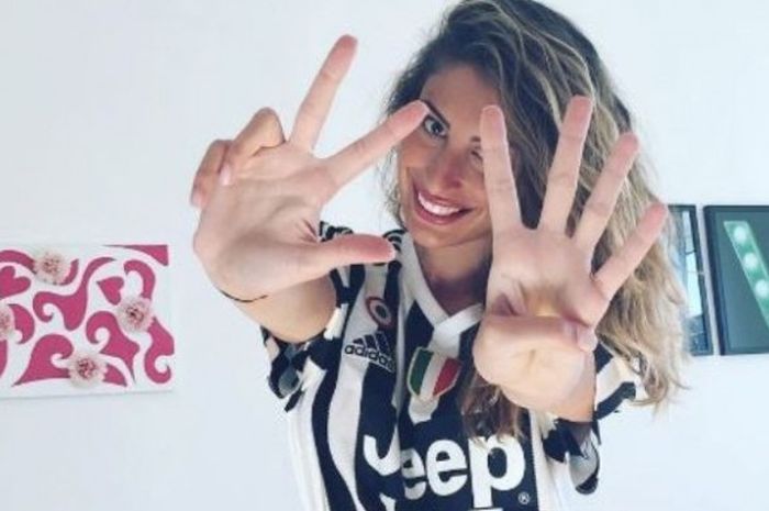 Valentina Allegri, putri pelatih Juventus Massimiliano Allegri, berpose sambil melambangkan angka 34 yang berarti jumlah gelar Juve di Serie A.