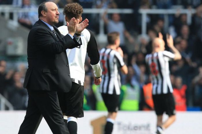 Pelatih Newcastle United, Rafael Benitez, memberi salam kepada para suporter tuan rumah setelah Newcastle menang 2-1 di laga Liga Inggris kontra Arsenal,  Minggu (15/4/2018).