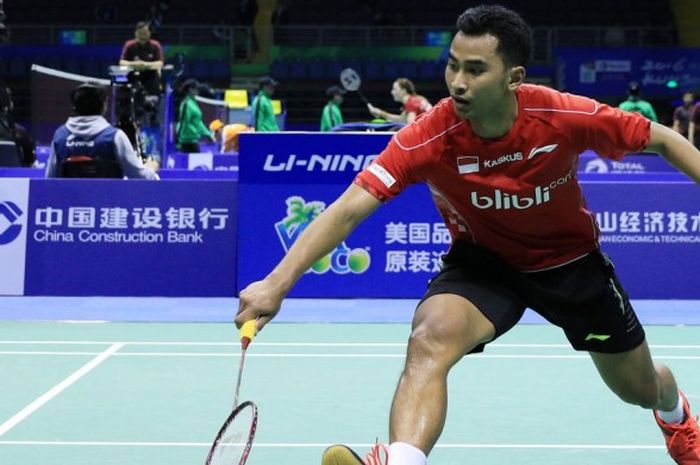 Pebulu tangkis tunggal putra, Tommy Sugiarto, saat menghadapi wakil Hong Kong, Ng Ka Long Angus, pada laga babak penyisihan Grup C Piala Thomas yang berlangsung di Kunshan Sports Center, Kunshan, China, Senin (17/5/2016).