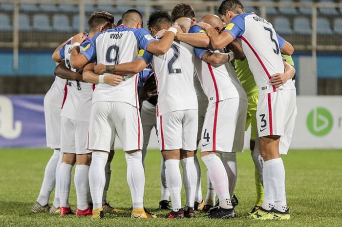 Timnas Amerika Serikat sebelum kick off melawan Trinidad Tobago dimulai pada Rabu (11/10/2017). AS harus menelan kekalahan 1-2 atas tim tuan rumah dan gagal lolos ke Piala Dunia 2018.