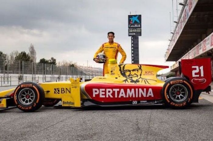Pebalap Indonesia, Sean Gelael, berpose di samping mobil tim Pertamina Arden yang akan dia pakai pada Formula 2 2017.