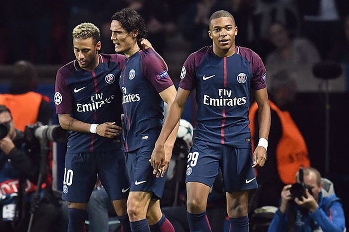    Striker Paris Saint-Germain, Neymar (kiri), melakukan selebrasi bersama rekan setimnya, Edinson Cavani (tengah), dan Kylian Mbappe (kanan), seusai mencetak gol ke gawang Bayern Muenchen dalam laga Liga Champions 2017-2018 di Stadion Parc des Princes, Paris, 27 September 2017.   