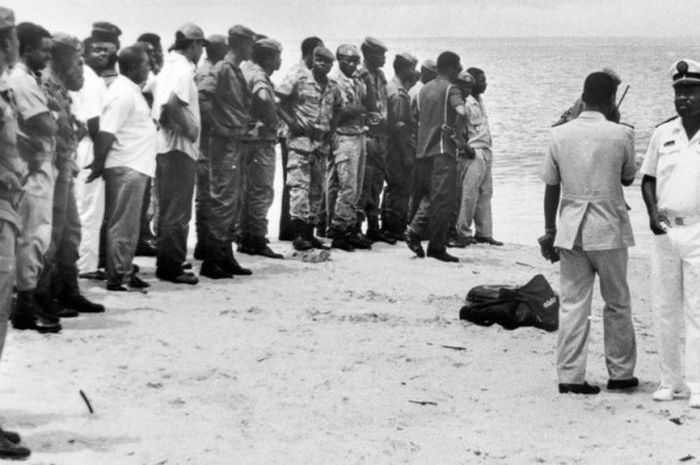 Pasukan militer Gabon membantu penyelamatan korban pesawat jatuh yang di antaranya menimpa 25 anggota timnas sepak bola Zambia pada 28 April 1993. Pesawat jatuh pada malam 27 April 1993 saat pesawat terbang menuju Dakar, Senegal.