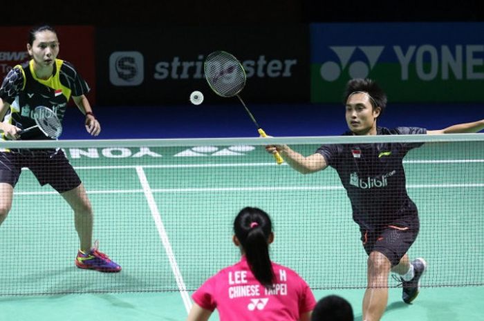 Pasangan ganda campuran Indonesia, Hafiz Faisal/Gloria Emanuelle Widjaja, mengembalikan kok ke arah wakil Taiwan, Wang Chi-Lin/Lee Chia Hsin, pada laga babak pertama German Open 2018 yang berlangsung di di Innogy Sportshalle, Mulheim an der Ruhr, Jerman, Selasa (6/3/2018).