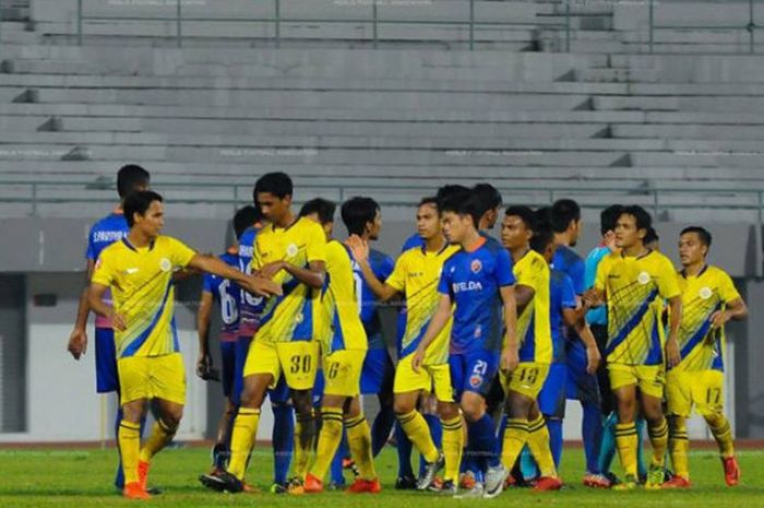 Para pemain Perlis FA (kaus kuning) bersalaman dengan pilar Young Fighters pada laga Liga FAM 2018 di Stadion Tuanku Syed Putra, 19 Juli 2018. 