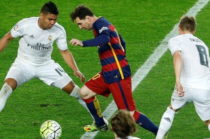 Gelandang bertahan Real Madrid, Casemiro (kiri), mengawasi ketat pergerakan bintang FC Barcelona, Lionel Messi, dalam laga el clasico di Camp Nou, Barcelona, 2 April 2016.