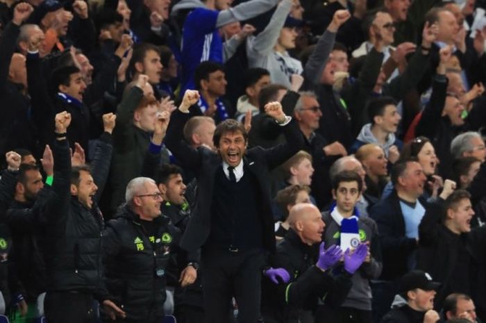 Manajer Chelsea, Antonio Conte, merayakan gol yang dicetak timnya ke gawang Watford dalam laga Premier League di Stadion Stamford Bridge, London, Inggris, pada 15 Mei 2017.