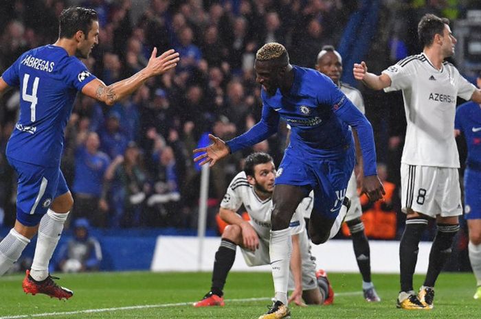 Pemain Chelsea, Cesc Fabregas berselebrasi dengan Tiemoue Bakayoko yang mencetak gol ke gawang Qarabag di laga perdana Liga Champions musim 2017-2018, Rabu (13/9/2017).