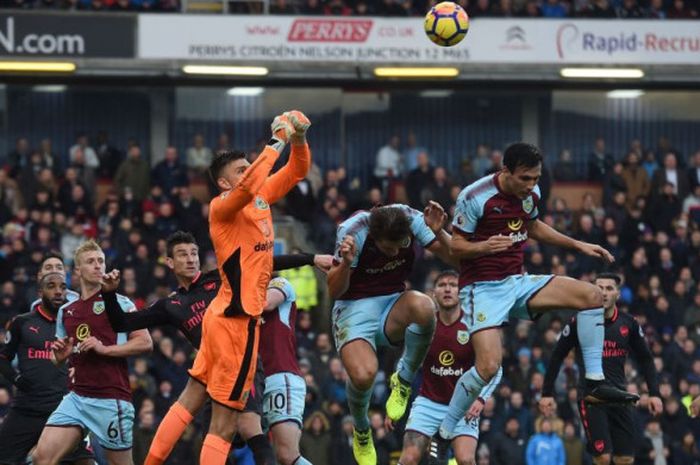 Kiper Burnley, Nick Pope, meninju bola pada laga Liga Inggris kontra Arsenal di Turf Moor, Burnley, pada Minggu (26/11/2017).