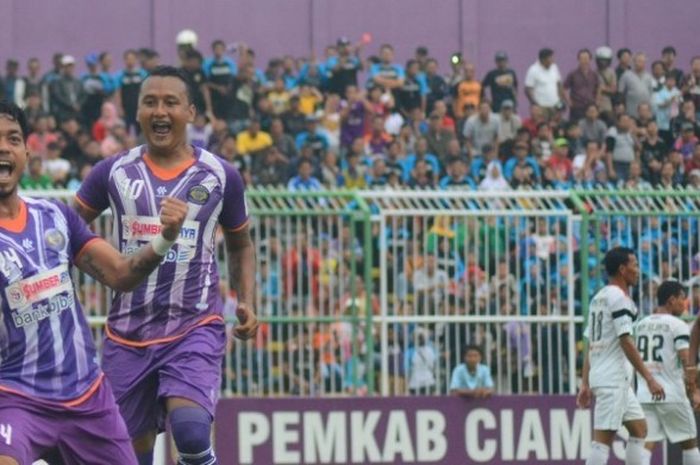 Dua pemain PSGC, Saiful Amar (kiri) dan Joko Sasongko merayakan gol ke gawang Persekap Kota Pasuruan pada laga ISC B 2016 di Stadion Galuh, Ciamis. 