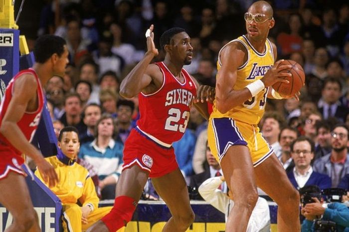 Center LA Lakers, Kareem Abdul-Jabbar, dalam laga kontra Philadelphia 76ers pada 1987