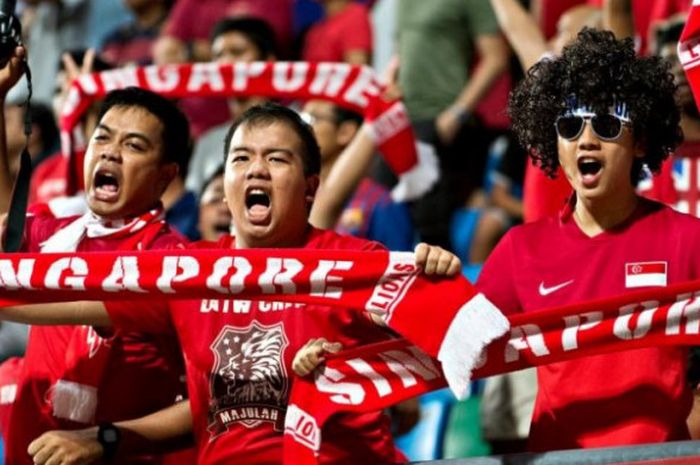  Para pendukung timnas Singapura di Stadion Jalan Besar pada 2012.  