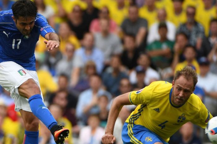 Penyerang timnas Italia, Citadin Eder (kiri), melepas tembakan yang menghasilkan gol ke gawang Swedia pada laga Piala Eropa 2016 di Stadion Municipal Toulouse, 17 Juni 2016.