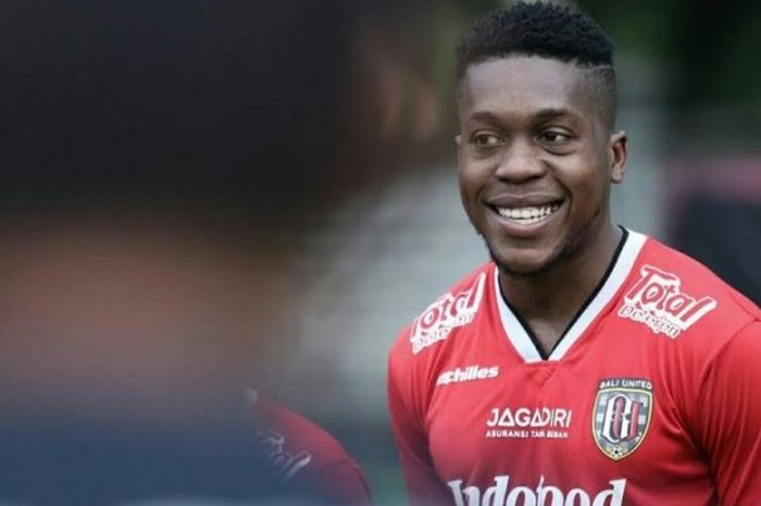 Senyum ramah Ndumba Makeche, striker kelahiran Zambia, yang mengadu nasib di Bali United pada Senin (30/1/2017) sore. 