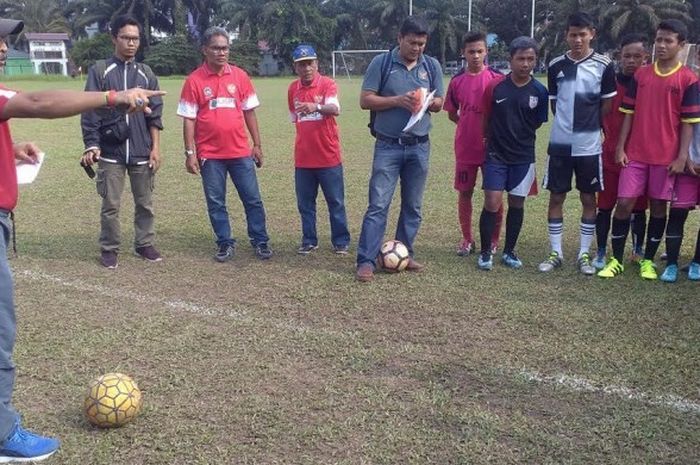 Pelatih timnas U-16 Indonesia, Fakhri Husaini (kiri) memberikan keterangan kepada pemain seleksi di Stadion Mini USU, Kota Medan, Selasa (14/3/2017). 