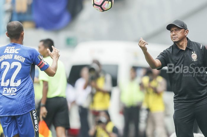 Eskpresi pelatih Sriwijaya FC, Rahmad Darmawan, saat timnya melawan Persib Bandung di Piala Presiden 2018, Selasa (16/1/2018). 