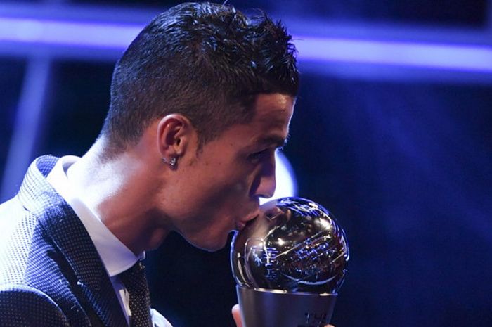 Penyerang Real Madrid dan tim nasional Portugal, Cristiano Ronaldo, mencium gelar Pemain Terbaik FIFA 2017 dalam acara The Best FIFA Football Awards ceremony, di The London Palladium, London, Inggris, pada Senin (23/10/2017).