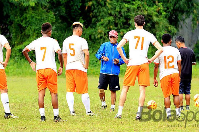 Pelatih Perseru Serui, Alexander Saununu, memberikan arahan kepada timnya saat memimpin latihan di Lapangan Tunjungsekar Malang, Jawa Timur, Selasa (16/01/2018) pagi menjelang laga Piala Presiden 2018.