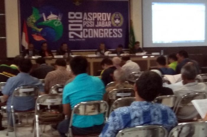 Suasana Kongres Tahunan Asprov PSSI Jawa Barat di aula Kantor Asprov PSSI Jabar, Jalan Lodaya, Kota Bandung, Sabtu (31/3/2018) malam.