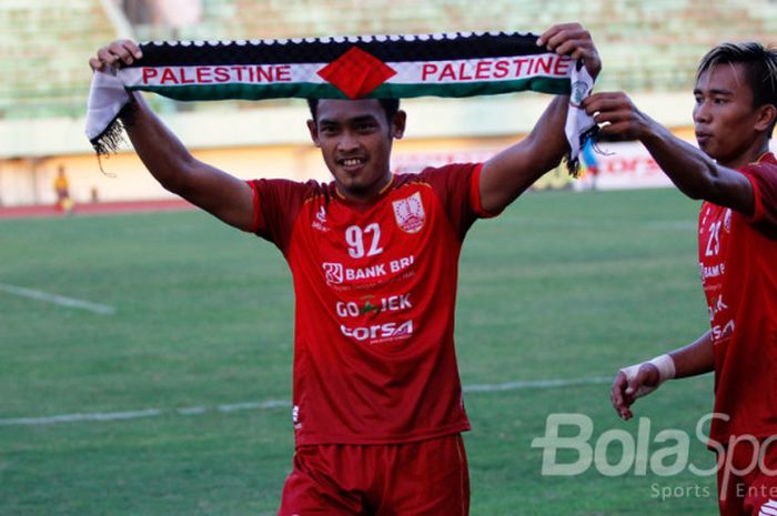 Persis Bayu Nugroho rayakan gol sambil bentangkan syal Palestina saat laga Liga 2 melawan Sragen United