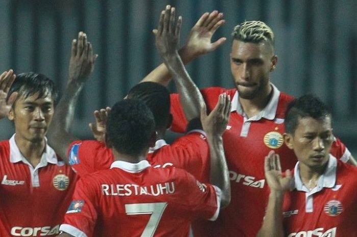 Selebrasi para pemain Persija seusai Greg Nwokolo mencetak gol penyeimbang ke gawang PS TNI di Stadion Pakansari, Cibinong, Jumat (14/10/2016).