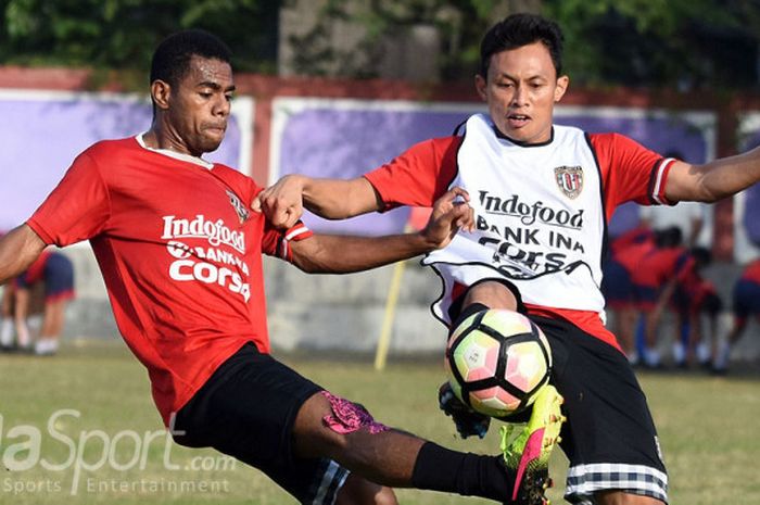 Dias Angga Putra (kanan) beduel dengan rekannya Yabes Roni saat latihan di Lapangan Banteng, Legian, Jumat (28/7/2017).