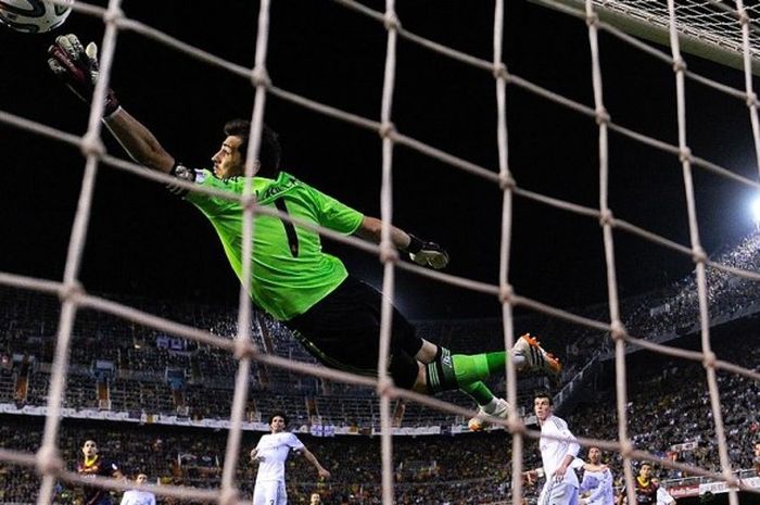 Bek FC Barcelona, Marc Bartra (kiri), menjebol gawang kiper Real Madrid, Iker Casillas, dalam laga final Copa del Rey di Stadion Mestalla, Valencia, Spanyol, pada 16 April 2014.