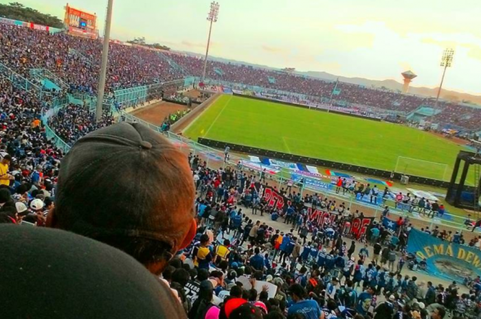 Unggahan Aremania pada laga Arema FC lawan Persib Bandung di Stadion Kanjuruhan, 12 Agustus 2017.