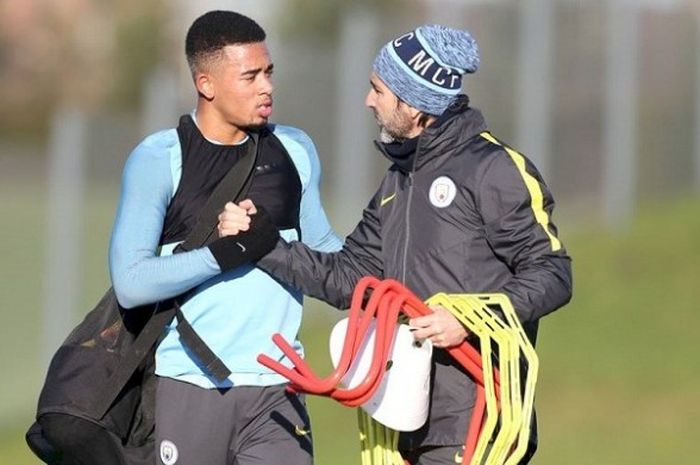 Striker baru Manchester City, Gabriel Jesus, menjalani sesi latihan klub pada Kamis (19/1/2017). 