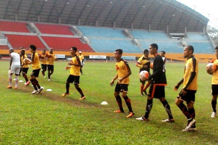 Pemain Sriwijaya FC menjalani sesi latihan menjelang laga TSC 2016 menghadapi PSM Makassar di Stadion Matalatta, Senin (17/10/2010).