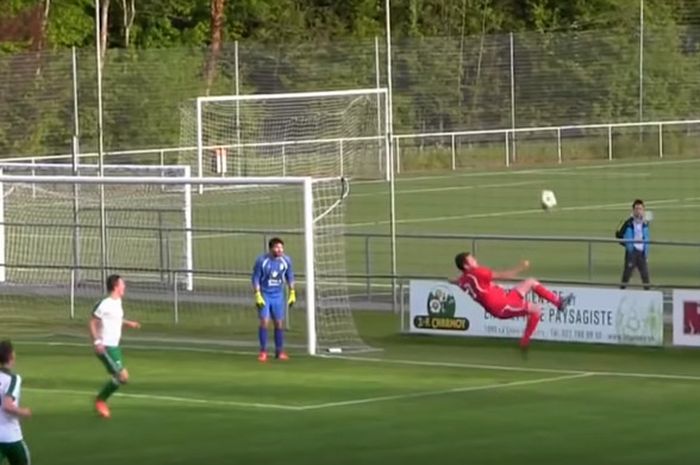 Adrien Gulfo (merah), gelandang klub asal Swiss, Pully Football saat mencetak gol bunuh diri pada laga kontra FC Renens, Rabu (3/5/2017).