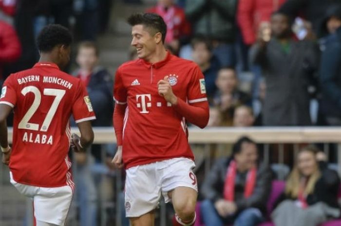 Selebrasi dua pilar FC Bayern, Robert Lewandowski (kanan) dan David Alaba, saat menjamu Hamburg SV dalam laga pekan ke-22 Bundesliga di Stadion Allianz Arena, Sabtu (25/2/2017). 