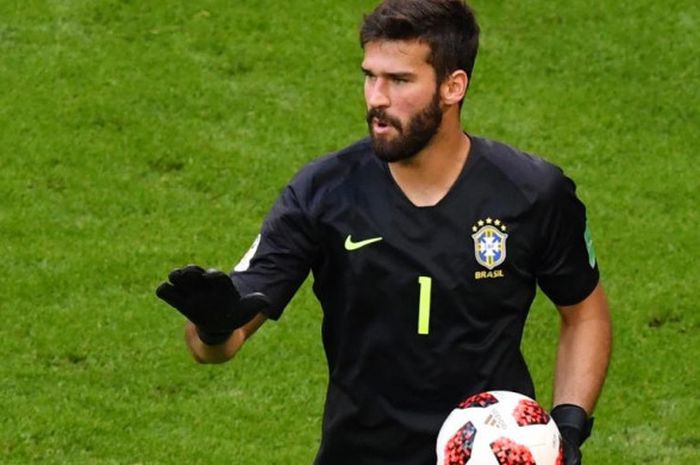  Kiper Brasil, Alisson Becker, dalam partai babak 16 besar Piala Dunia 2018 melawan Meksiko di Samara Arena, 2 Juli 2018. 