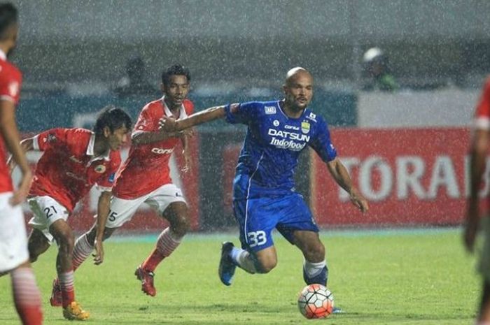 Penyerang Persib, Sergio van Dijk, sulit berkutik pada laga Persib kontra Persija di Stadion Gelora Bandung Lautan Api (GBLA), Sabtu (16/7/2016).