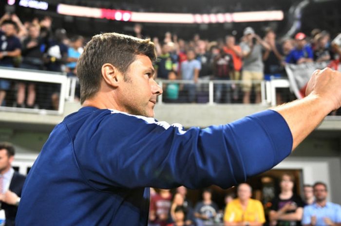  Pelatih Tottenham Hotspur, Mauricio Pochettino, menyapa suporter setelah membawa timnya mengalahkan AC Milan dalam laga International Champions Cup di U.S. Bank Stadium, Minneapolis, Minnesota, Amerika Serikat pada 31 Juli 2018. 