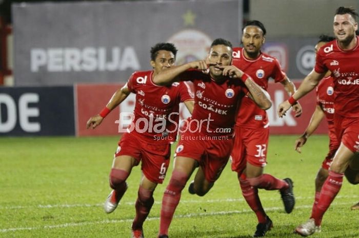   Jaimerson da Silva dan pemain Persija Jakarta lainnya merayakan gol ke gawang Persib Bandung di Stadion PTIK, Jakarta, Sabtu (30/6/2018).  