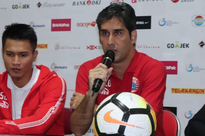 Pelatih dan kiper Persija Jakarta, Stefano Cugurra serta Shahar Ginanar memberikan keterangan pers seusai laga kontra Bhayangkara FC di Stadion Sultan Agung, Bantul, Jumat (27/7/2018).